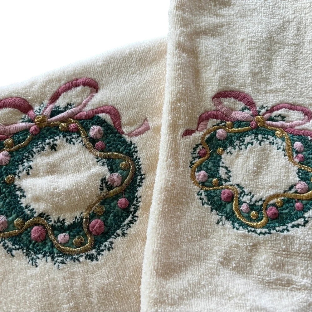 VTG R.A. Briggs Jillian Collection Holiday 2Pc Towel Set Bath Hand Towel Wreath